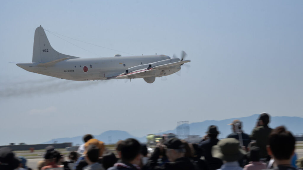 離陸するOP-3C画像情報収集機。