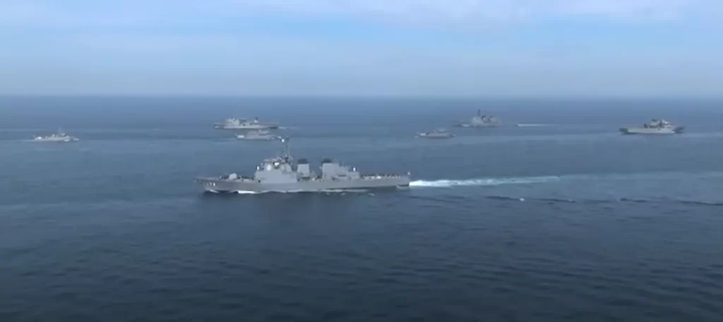観艦式に参加する海上自衛隊の艦艇たち。