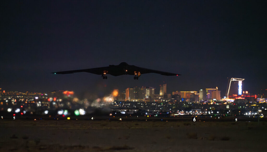 任務のため夜間に離陸するB-1爆撃機。