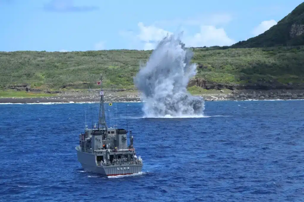 硫黄島で機雷を爆破処分する掃海艇