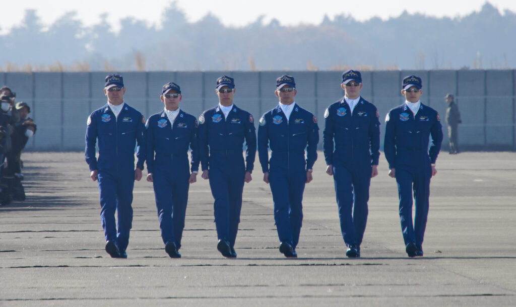 ウォークダウンをするブルーインパルスのパイロット。