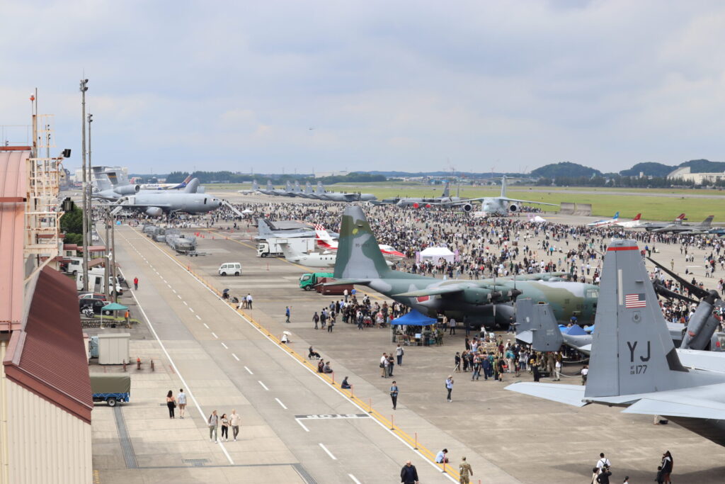 飛行展示エリアに並べられた様々な航空機。