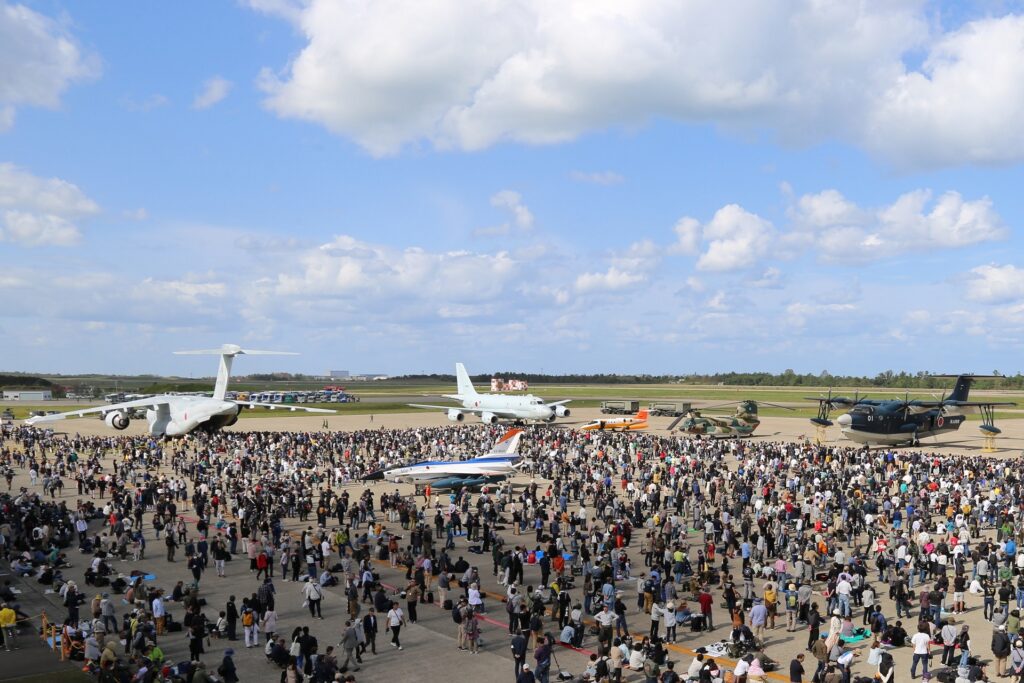 展示された飛行機とイベント来場者の様子