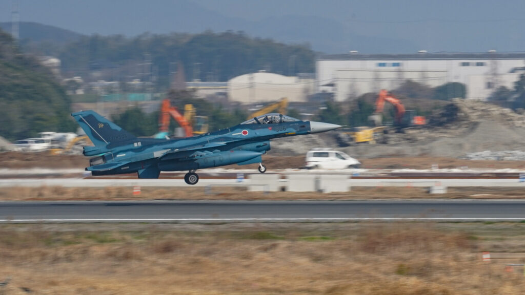 離陸するF-2戦闘機