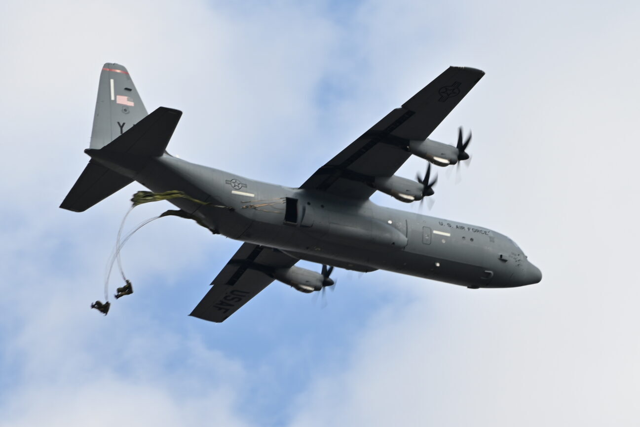 アメリカ空軍のC-130J-30輸送機から降下する空挺隊員