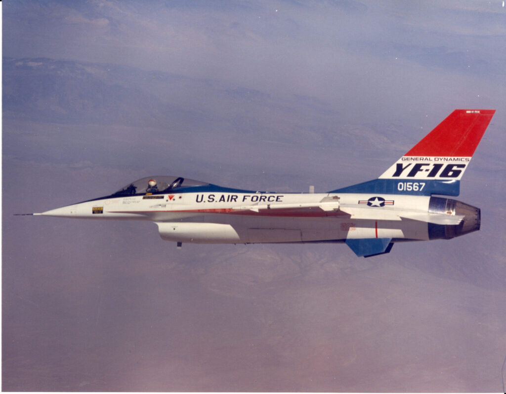 飛行中のYF-16。