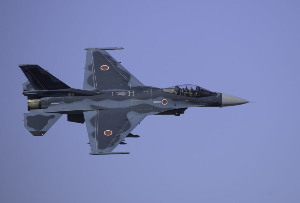 機動飛行を行うF-2戦闘機。