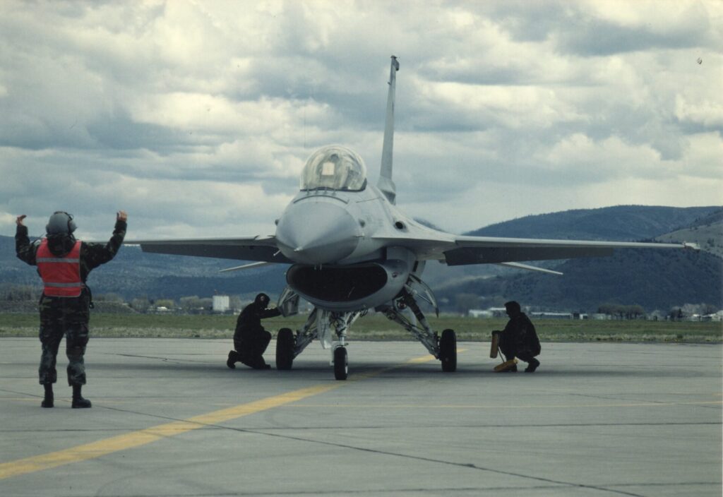 ランプインするF-16ADF。