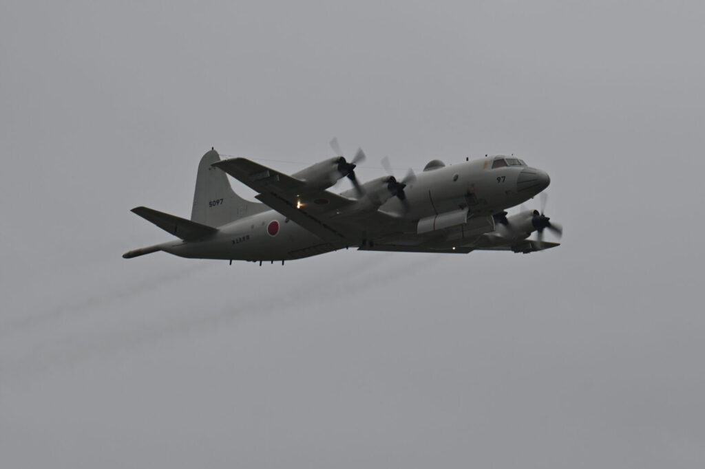 爆弾倉を開けて飛行するP-3C。