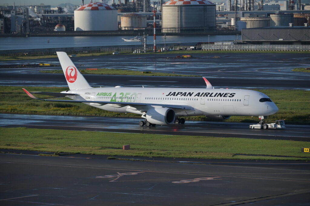 誘導路を牽引中のA350。