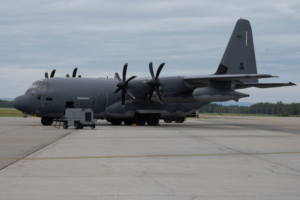 待機中のMC-130J。