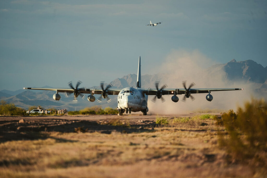 不整地滑走路へ着陸するKC-130J