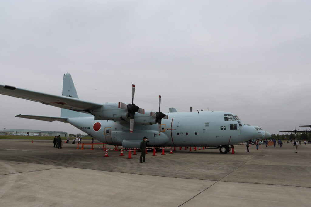 海上自衛隊のC-130R。