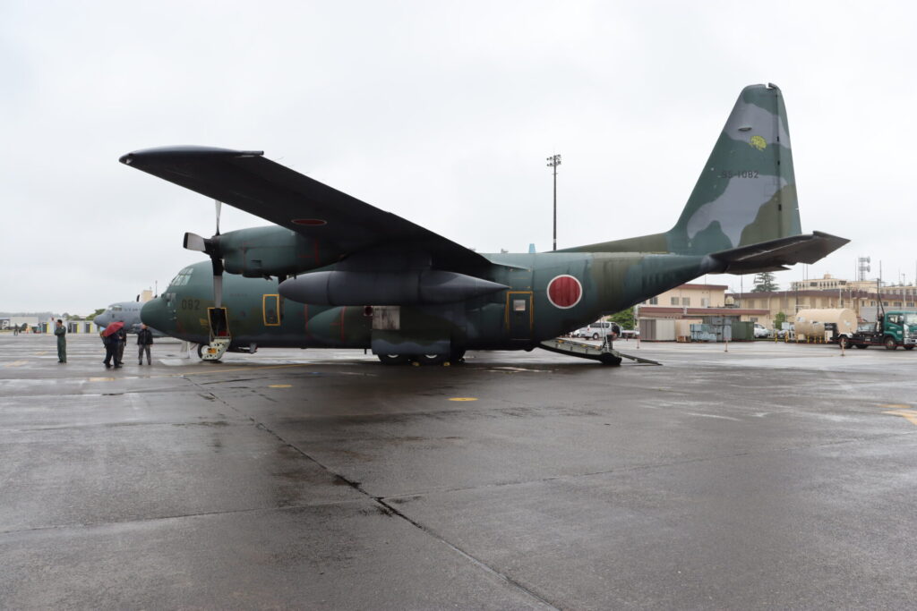 横田基地フレンドシップフェスティバルで展示される航空自衛隊のC-130H。