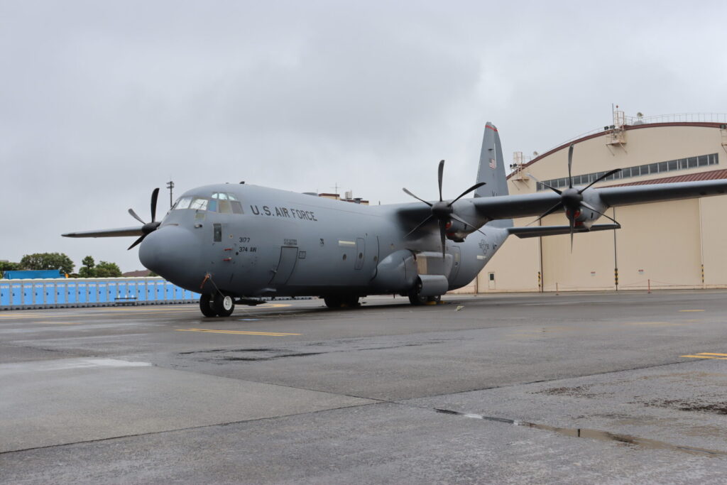 横田基地に配備されているC-130J。これは胴体を延長したC-130J-30。