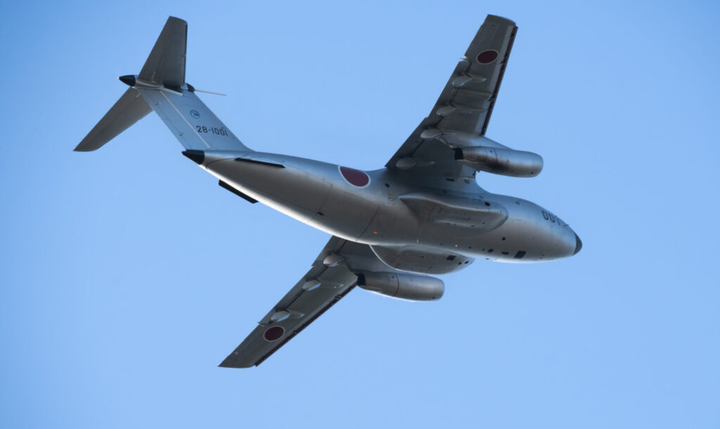 離陸上昇するC-1輸送機初号機。