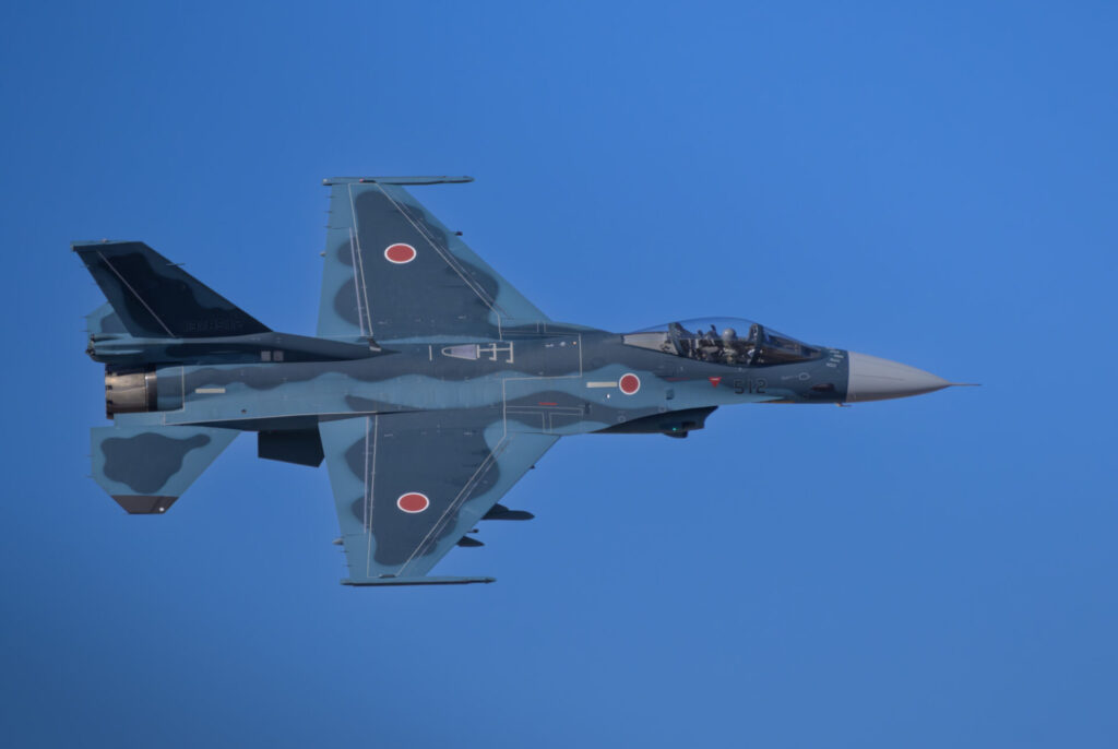 百里基地航空祭で機動飛行を披露するF-2戦闘機。