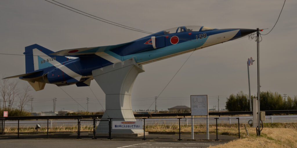 JR仙石線鹿妻駅前に展示されているT-2練習機ブルーインパルス仕様機。
