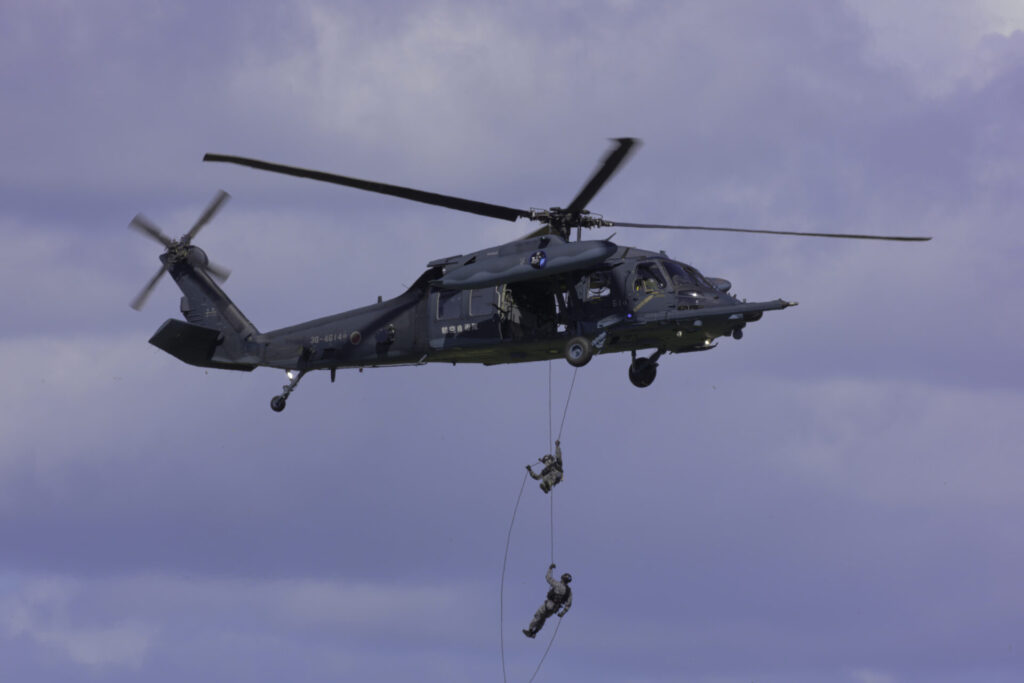 UH-60Jによる救難展示の様子。