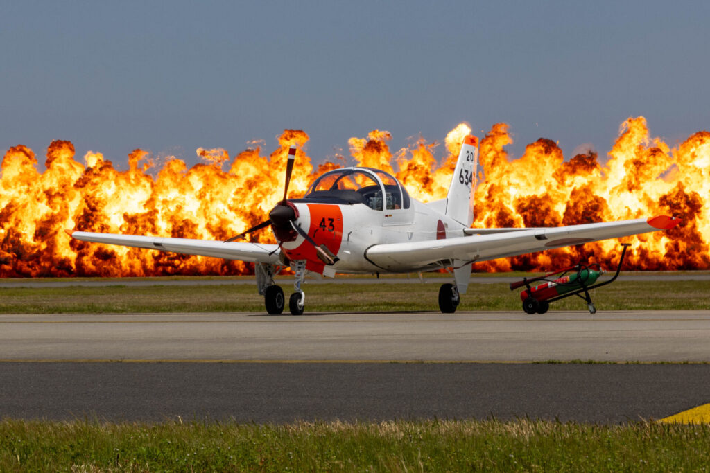 このイベントの目玉MAGTF Demoの名物、「ウォール・オブ・ファイア」とT-5練習機。