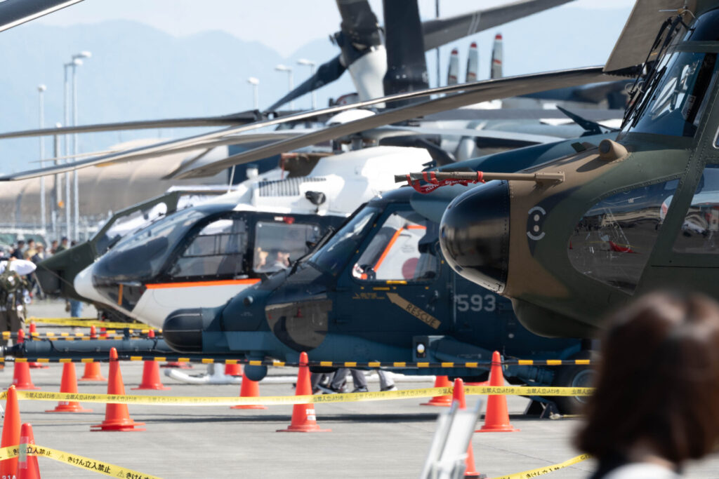 地上展示される陸海空自衛隊のヘリコプターたち。