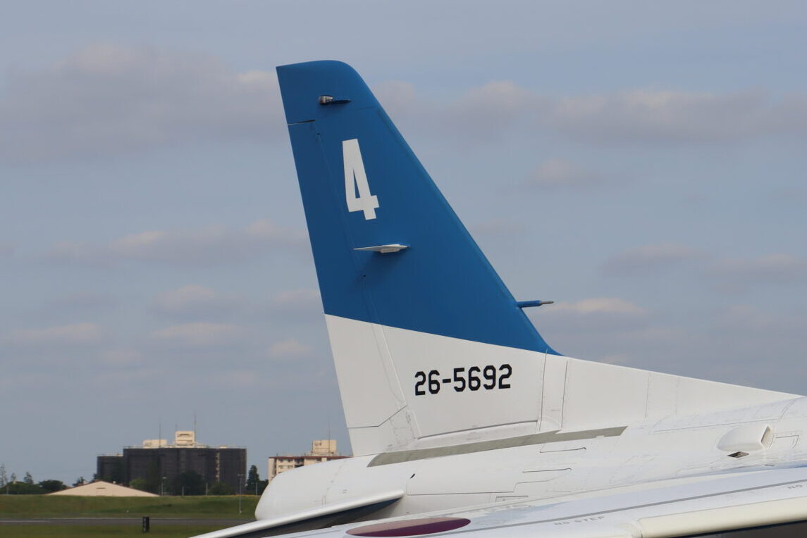 ブルーインパルス仕様のT-4練習機の垂直尾翼。