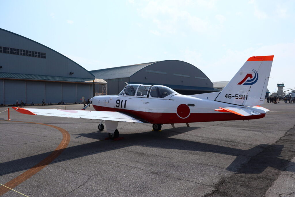 静浜基地に配備されているT-7練習機。