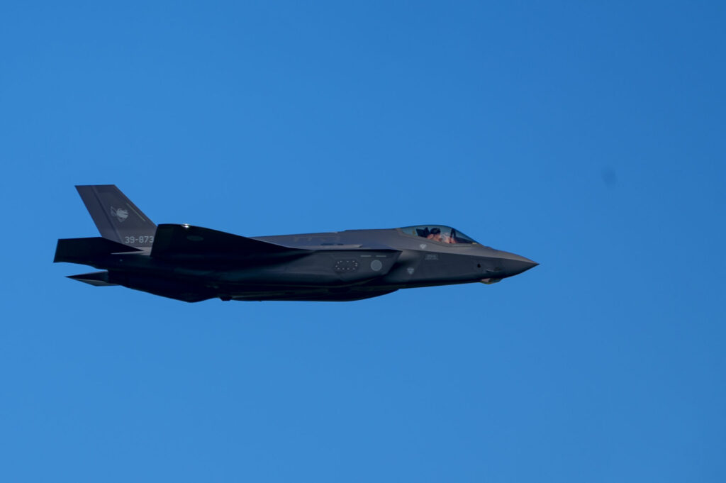 機動飛行を行う航空自衛隊のF-35A戦闘機。
