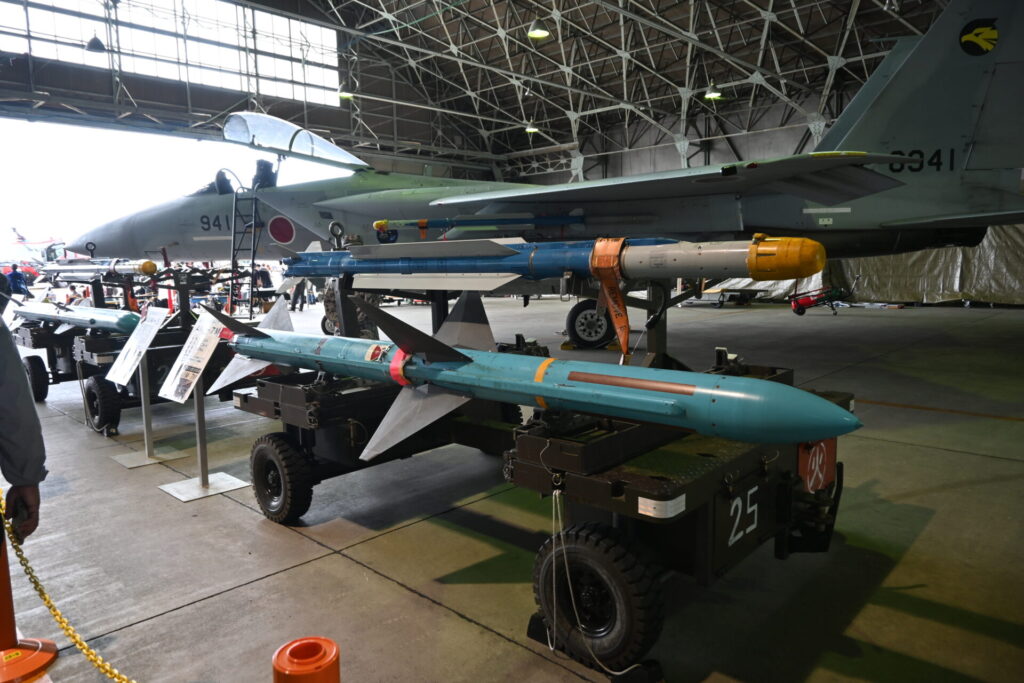 F-15戦闘機とともに展示されるミサイル(模擬弾)。