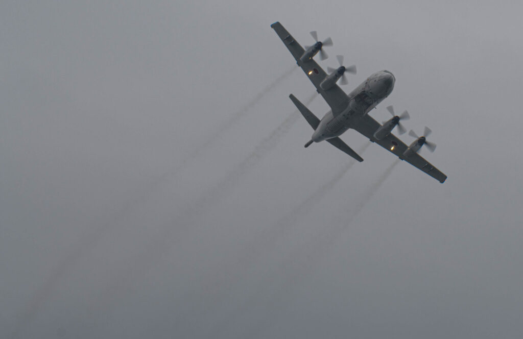 急旋回を披露するP-3C哨戒機。