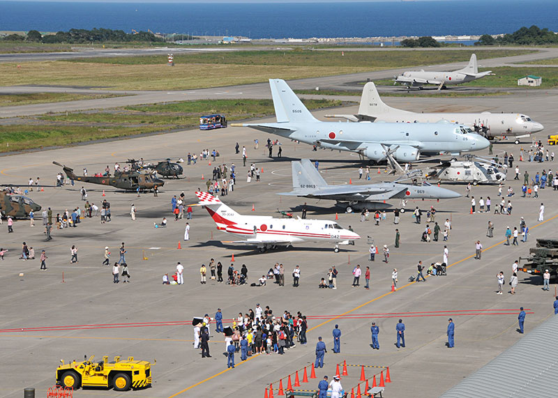 八戸航空基地祭で展示される様々な航空機。