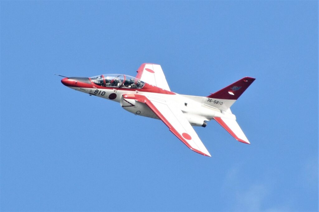 レッド・ドルフィンの愛称で親しまれるT-4練習機。