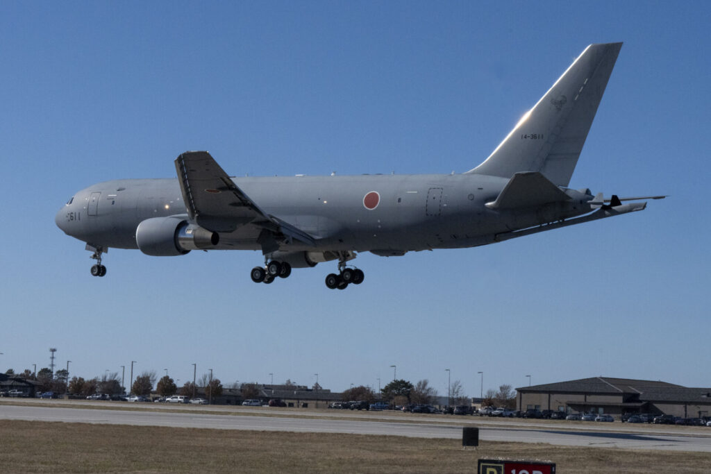 着陸するKC-46A空中給油・輸送機。