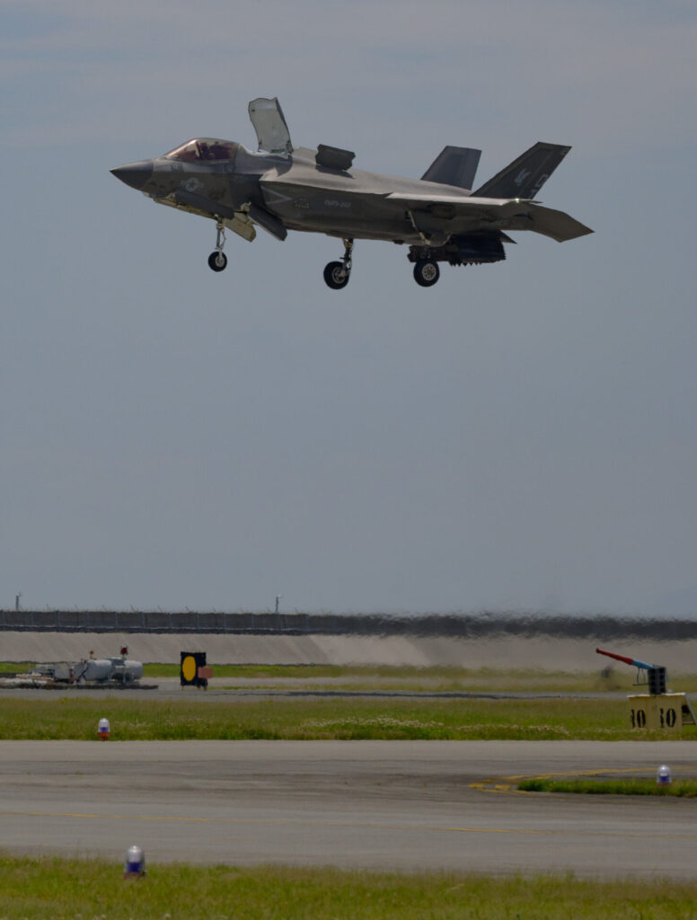 垂直着陸を行うF-35B戦闘機。写真はアメリカ海兵隊所属機。