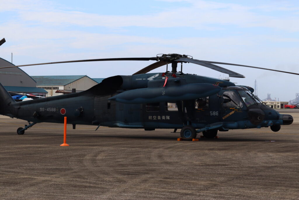 地上展示されている航空自衛隊のUH-60J救難ヘリ。