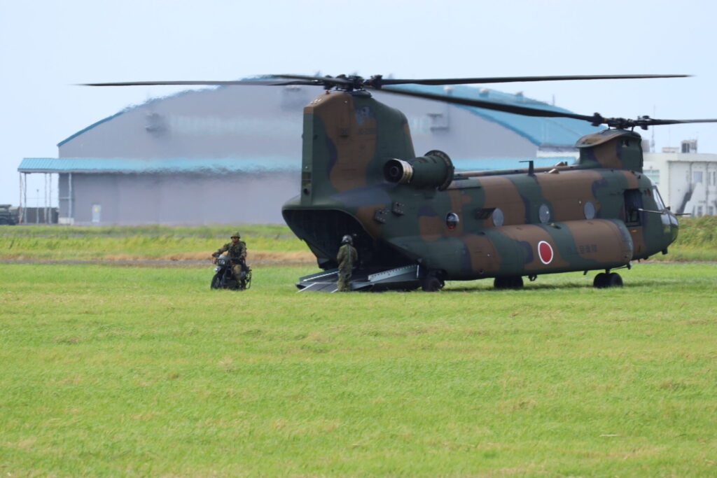 模擬戦で偵察を行う隊員を下ろすCH-47JA輸送ヘリ。