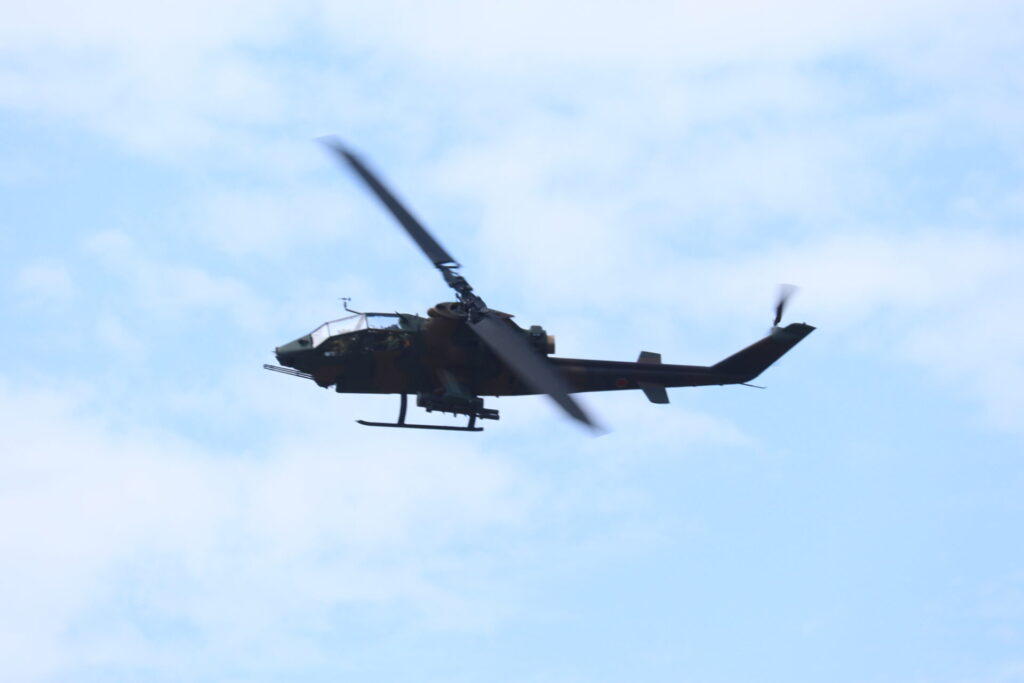 模擬戦で敵地の攻撃に入ろうとするAH-1S対戦車ヘリ。