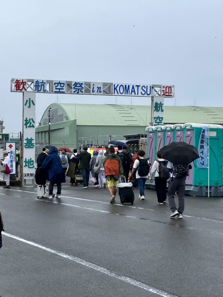 東門から入場する様子。仮設トイレや手荷物検査場が設置されている。