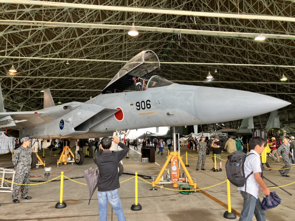 格納庫に展示されたF-15戦闘機。雨天でも影響がないプログラムは実施される。