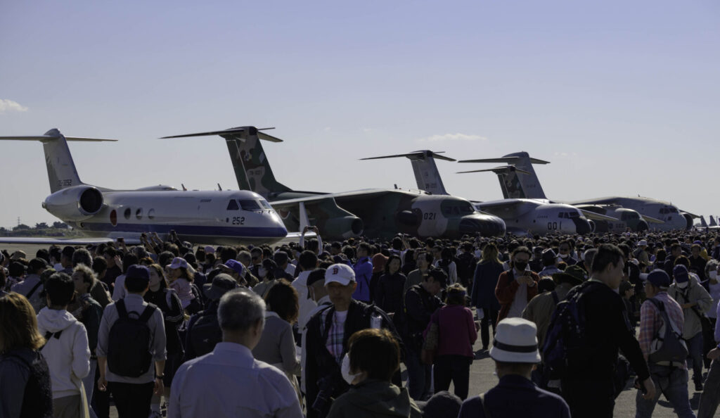 エプロン地区に並べられた飛行機を眺める来場者。