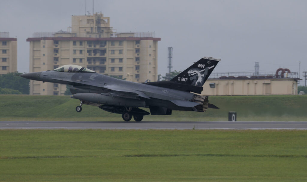 三沢基地から烏山空軍基地へ移動したF-16戦闘機。