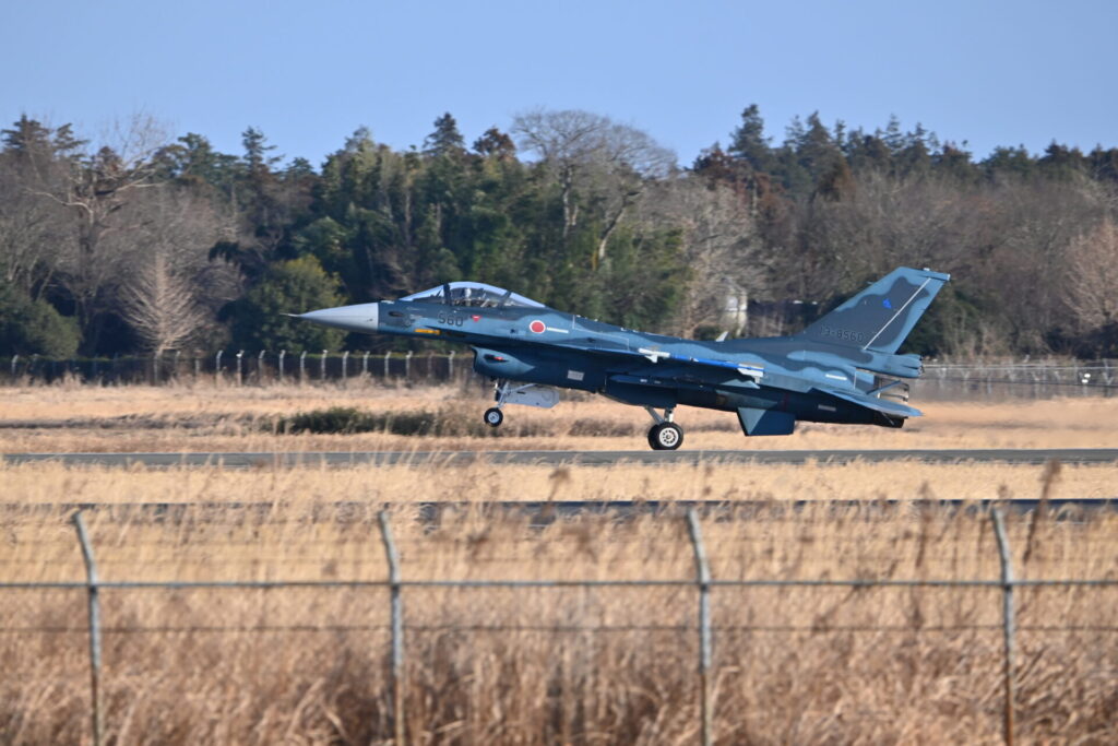百里基地に着陸するF-2A戦闘機。