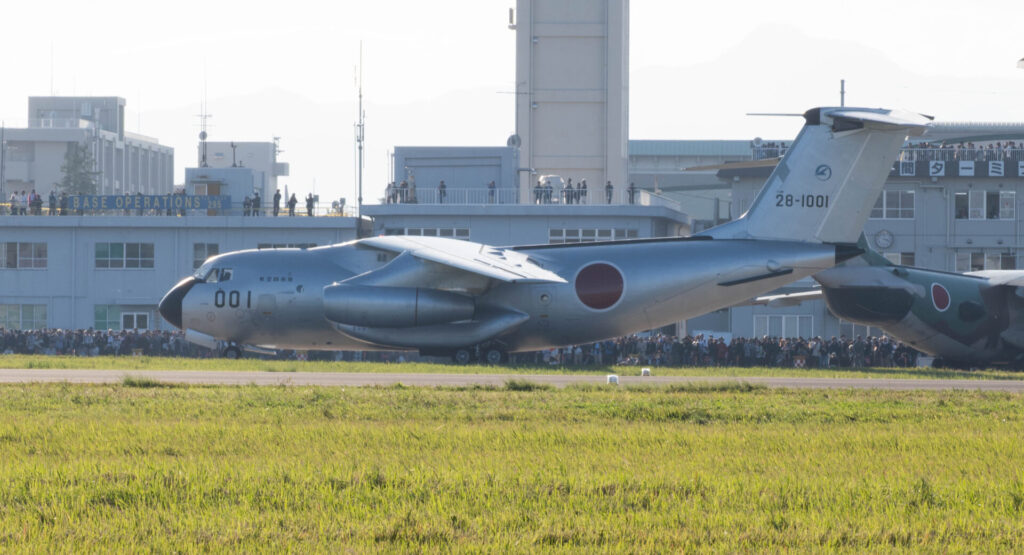 ランウェイビューエリアから撮影したC-1輸送機。
