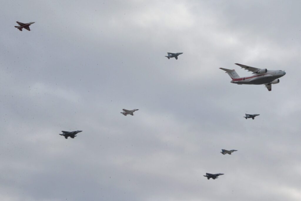 岐阜基地航空祭の名物プログラム「異機種大編隊飛行」。