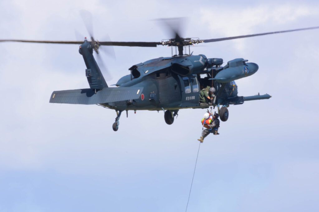 救難展示を行う小松救難隊のUH-60J。