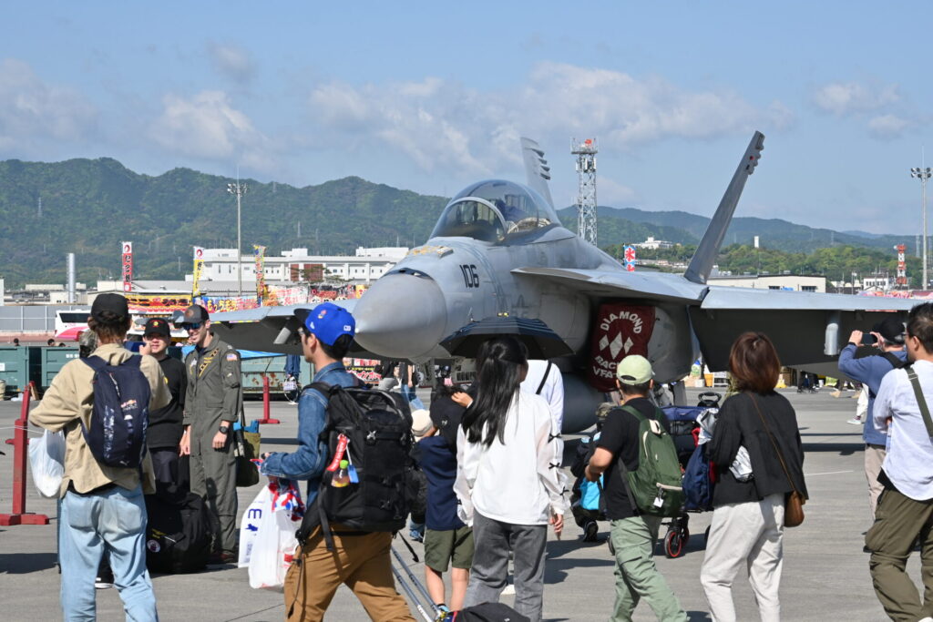 岩国基地フレンドシップデーで展示されている戦闘機を見学する様子。