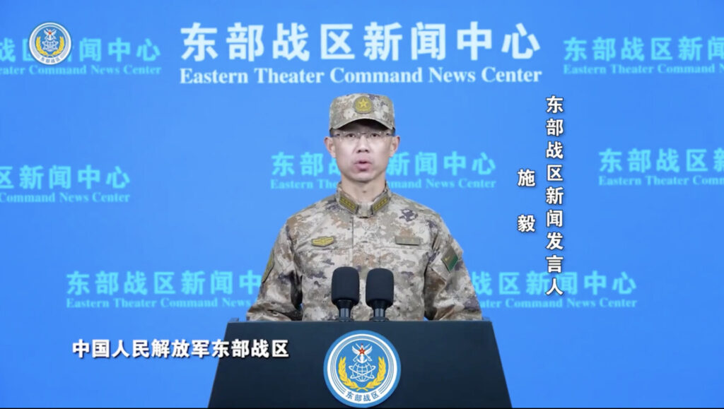 「正義の使命2025」演習の実施を発表する人民解放軍東部戦区報道官の石毅上級大佐