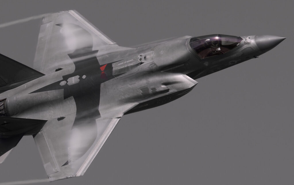 2025年のフレンドシップデーで、デモフライトを披露するアメリカ海兵隊のF-35B。