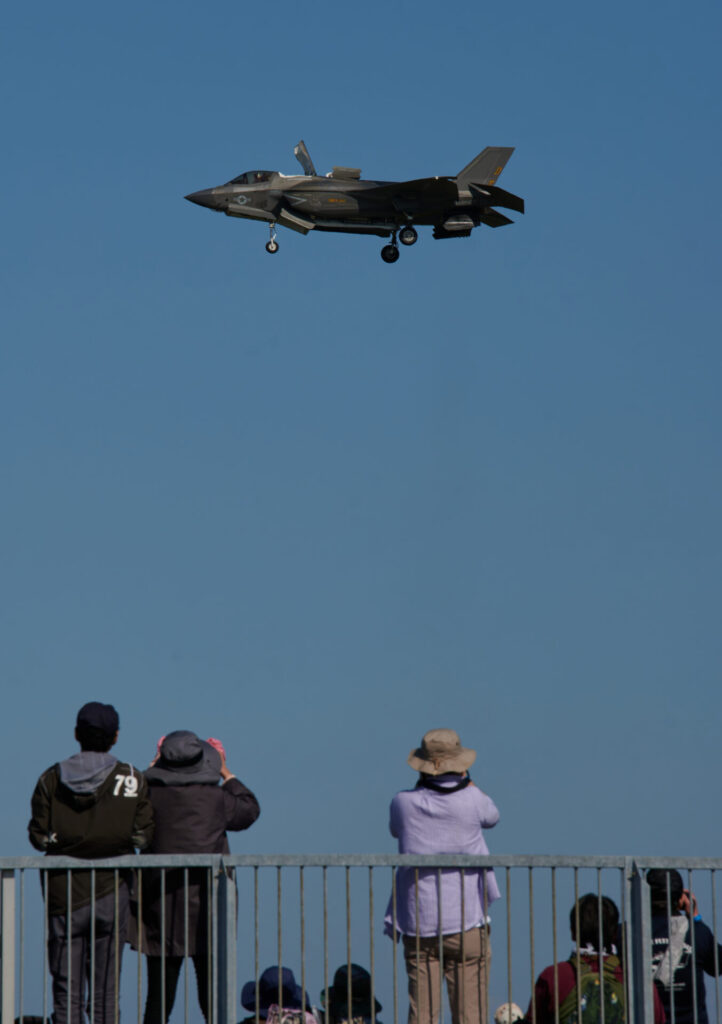 特設観覧席からエアショーを楽しむ様子。