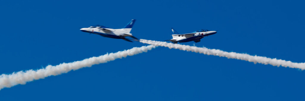 展示飛行を行うブルーインパルス。